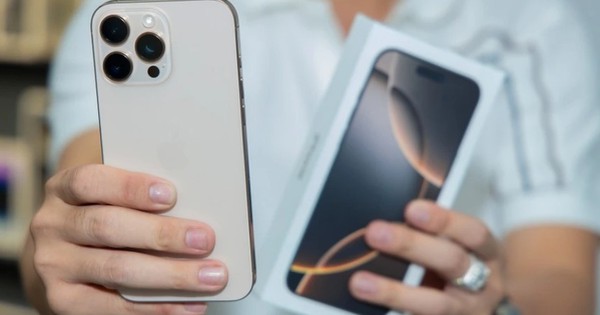 Nhiều mẫu iPhone đang giảm giá "sập sàn", có mẫu chỉ còn nửa giá