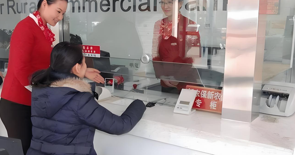 Quét nhà bỗng tìm thấy sổ tiết kiệm tưởng mất vài năm trước, ra ngân hàng lấy tiền thì được thông báo: Đã rút 4 đợt, tài khoản 0 đồng