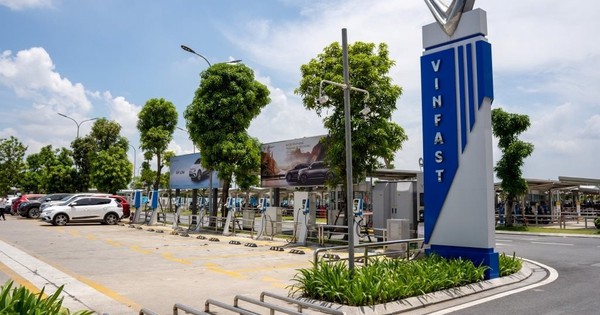 Ông Phạm Nhật Vượng và hành trình xây "mạch máu" cho xe điện trên khắp Việt Nam
