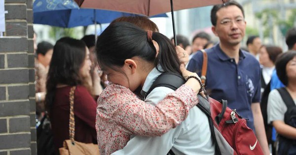 Phụ huynh EQ thấp hay nói 4 câu này trong khi chờ điểm thi của con