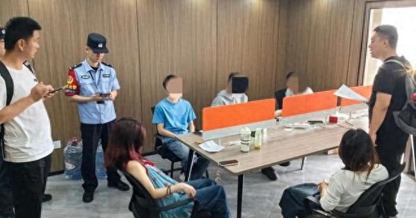 Đột kích một căn hộ khả nghi, phát hiện nhiều thanh niên đang chăm chú sử dụng điện thoại, mở hàng loạt tài khoản ngân hàng