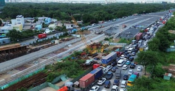 Ùn tắc nhiều giờ từ nút giao An Phú lên cao tốc TP.HCM - Dầu Giây