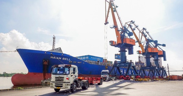 Công ty sở hữu đội tàu container lớn nhất Việt Nam mở tuyến tới Cảng Liên Vân – Trung Quốc