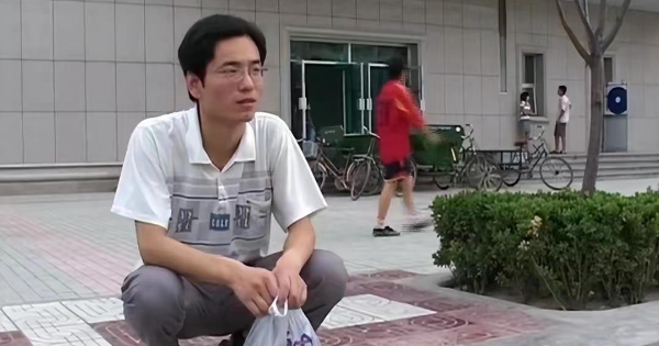 2 tháng nữa tốt nghiệp ĐH thì biến mất: Cha nghèo bật khóc vì bán hết tài sản, nợ nần nuôi con gái ăn học