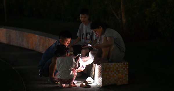 Công viên 260 tỷ đồng tối om ở Hà Nội, dân phải dùng đèn pin đi bộ mỗi tối