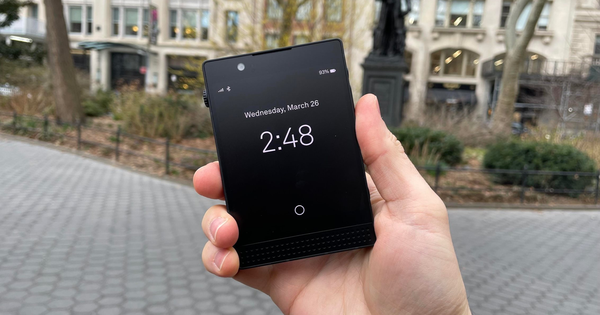 Tôi đã bỏ iPhone để dùng mẫu điện thoại "cục gạch" có giá tận 20 triệu này: Cảm giác thật khó tả