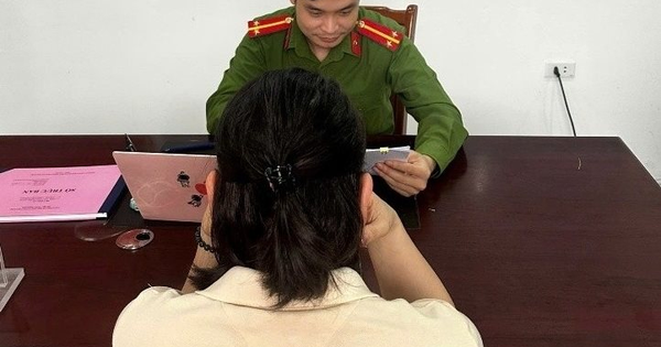 Mãi không rút được 2,1 tỷ đồng trong tài khoản, ngân hàng không giải quyết, người phụ nữ Hà Nội báo công an