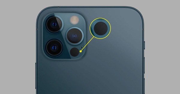 Rất nhiều người sẽ không biết "lỗ tròn màu đen" nằm dưới camera iPhone này dùng để làm gì