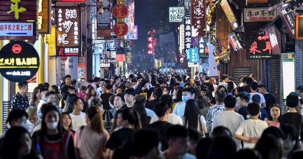 Nợ ngập đầu, người khổ sở, kẻ đua nhau lên mạng ‘khoe’ để biến nguy thành cơ: Hé lộ mảng tối trong hệ thống tài chính của nền kinh tế lớn thứ 2 thế giới