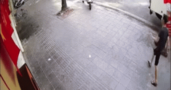 Camera vụ nữ tài xế đâm liên hoàn 10 xe máy trên phố Hà Nội sáng nay