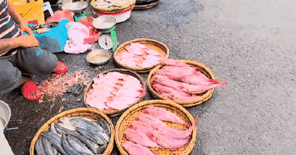 Từ vụ rửa cá bằng nước ngọt đỏ lòm: 2 lời CẢNH TỈNH mà ai đi chợ cũng nên biết
