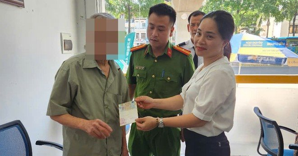 Cụ ông 79 tuổi ở Hà Nội đến ngân hàng tất toán sổ tiết kiệm 250 triệu đồng nhưng nhận lại 0 đồng