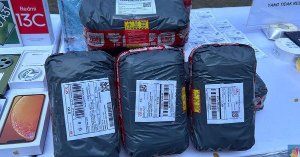 Nhận tin mật rồi đột kích một cửa hàng, công an tóm gọn đường dây sản xuất điện thoại giả nhập lậu từ Trung Quốc, tịch thu hơn 5.000 sản phẩm trị giá gần 28 tỷ đồng