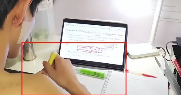 Mẹ rưng rưng vì con học hành chăm chỉ, dân mạng nhìn một chi tiết đã phán: "Đây là ảo tưởng"