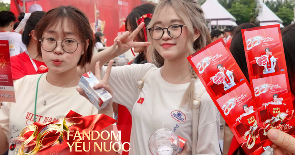 Ùn ùn kéo đến Booth Fandom Yêu Nước tại SVĐ Mỹ Đình, săn bằng được combo khăn - túi - áo hot nhất lúc này