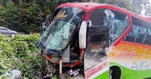 Xe buýt chở 20 du khách Việt Nam gặp nạn tại Malaysia