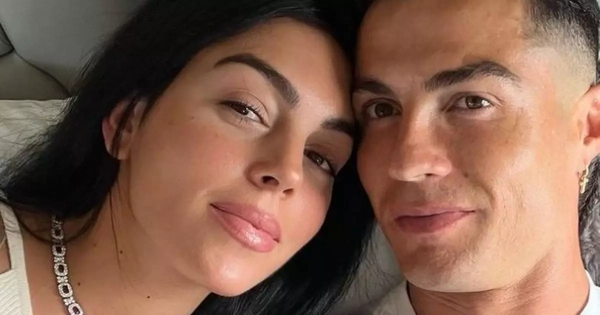 Ronaldo cầu hôn bạn gái