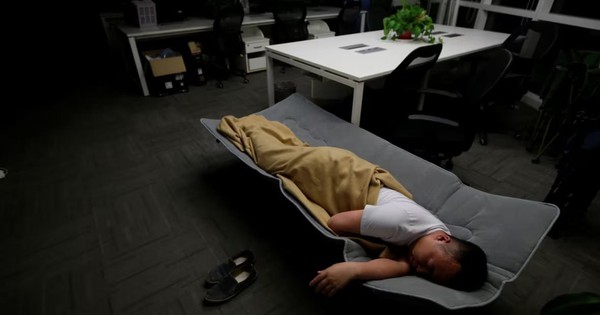 Bỏ mua đồ đắt tiền, chi 14 triệu đi học AI vì sợ thất nghiệp: "Chất lượng thì tệ nhưng có còn hơn không"