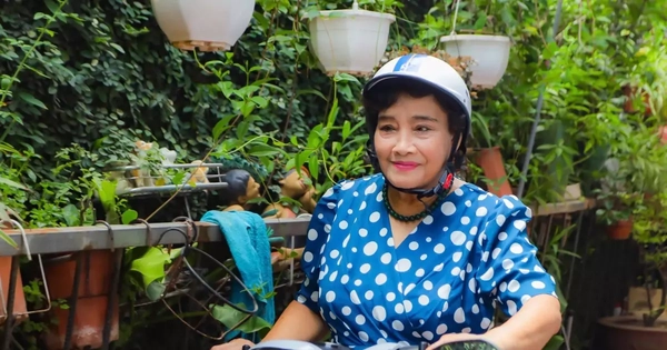 NSND Thanh Tú 81 tuổi vẫn đi xe máy, bơi 1.000 m mỗi ngày