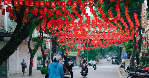 Con phố "hot nhất Hà Nội" tràn ngập sắc đỏ: Không khí 2/9 lan toả mạnh mẽ, thu hút đông đảo người đến check-in