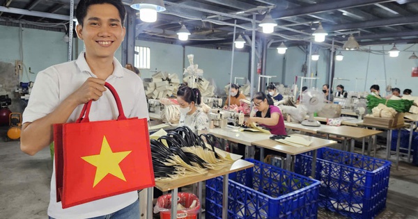 Sản phẩm in hình cờ đỏ sao vàng "cháy hàng", nhà sản xuất không kịp cung ứng