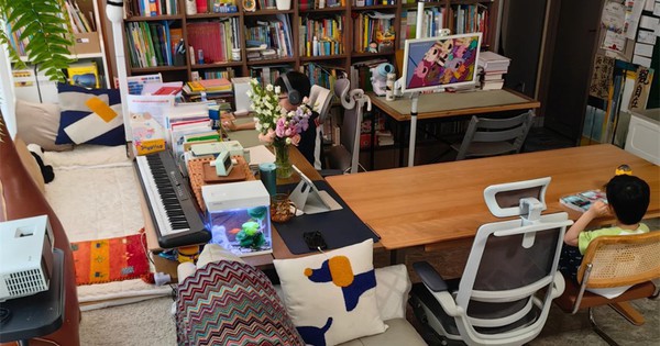 Gia đình 4 người bỏ sofa giữa nhà, kê 3 chiếc bàn học trong phòng khách: Cách bố trí gây bất ngờ nhưng ai cũng muốn học theo