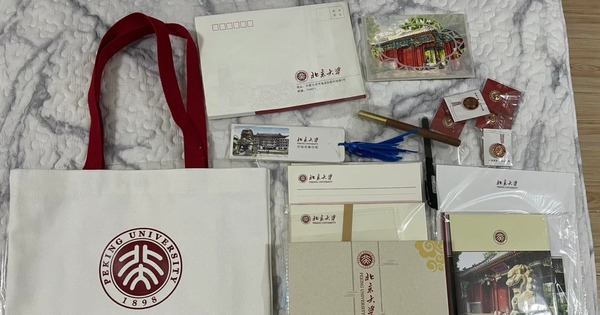 Hộp quà tân sinh viên của 1 trường top đầu rò rỉ trên MXH, người thường xem xong chỉ biết khóc: Cái giá của tri thức!