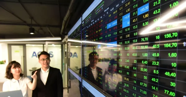 Chứng khoán hướng mốc cao mới, khó tránh rung lắc?