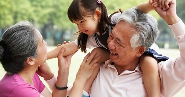 Khi về già, cha mẹ khôn ngoan có thể chia sẻ về lương hưu cho con cái nhưng tuyệt đối giấu kín điều này!