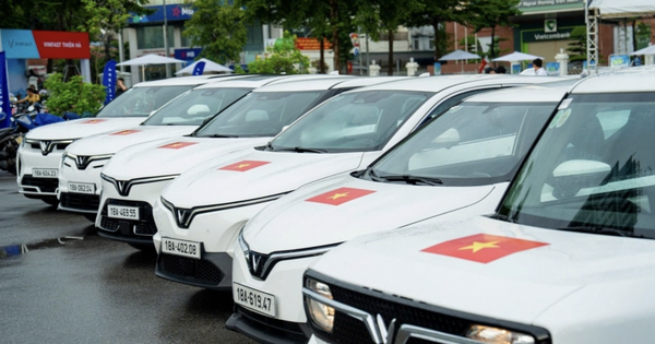 Hãng xe của tỷ phú Phạm Nhật Vượng tặng 100.000 bộ decal cờ đỏ sao vàng cho khách hàng toàn quốc