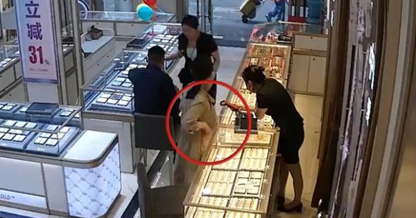 Phát hiện khách VIP chi hơn 1,6 tỷ đồng mua vàng liên tục trong 1 buổi sáng mà không hỏi giá, chủ tiệm lập tức báo công an