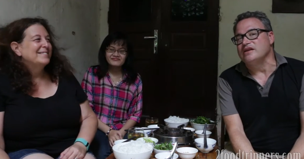 Khách Tây nếm thử món chả cá nổi tiếng của Việt Nam cùng mắm tôm, thốt lên 1 câu khiến người xem bất ngờ