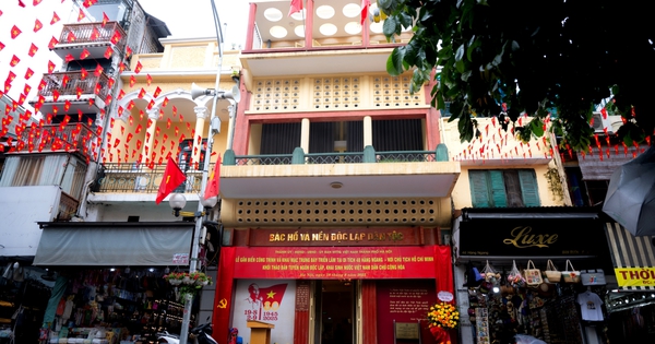 Khung cảnh bất ngờ bên trong ngôi nhà đặc biệt giữa lòng phố cổ Hà Nội sau 80 năm