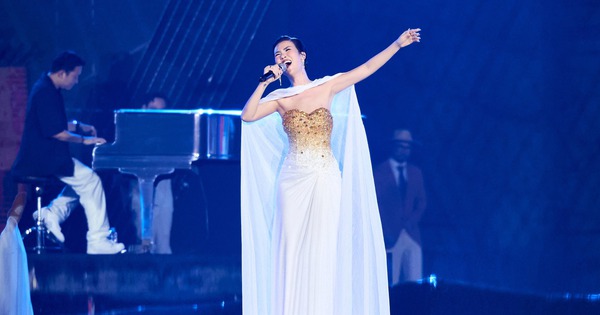 Nữ ca sĩ khiến 50 nghìn khán giả nức nở tại concert Quốc gia, cứ cất giọng là nhiều người bật khóc