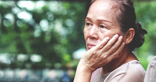 Mẹ già U70 có lương hưu 33 triệu đồng, chu cấp cho mỗi con gần 11 triệu/tháng: khi nhập viện mới vỡ lẽ sự thật đắng