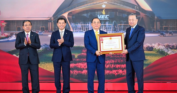 Tập đoàn Vingroup được trao Huân chương Lao động hạng Nhất