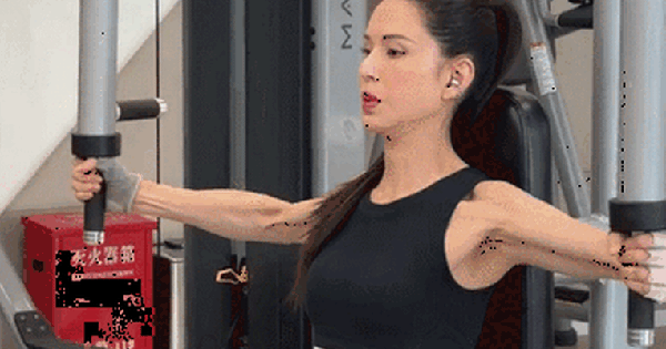 Lý Nhược Đồng khoe body cực phẩm tuổi 58: Vòng eo số 11, cánh tay săn chắc và thần thái không tuổi