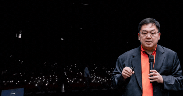 CLIP: Biển flash bật sáng để tưởng niệm ông Hoàng Nam Tiến, chủ tịch FPT Trương Gia Bình chia sẻ xúc động