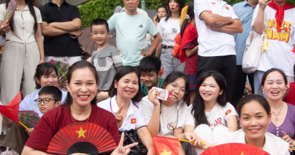 Dòng người đến từ tinh mơ, háo hức chờ xem tổng hợp luyện diễu binh ở Quảng trường Ba Đình