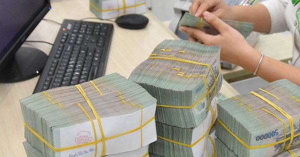 Cổ phiếu ngân hàng tăng giá gấp đôi, con gái phó chủ tịch HĐQT vẫn chi ngàn tỉ mua vào