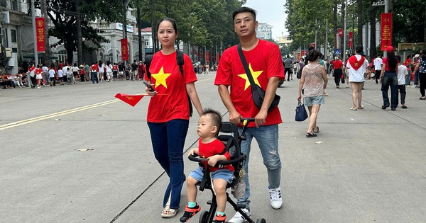 VIDEO: Hàng ngàn người đổ về Ba Đình "giữ chỗ" chờ xem tổng hợp luyện diễu binh