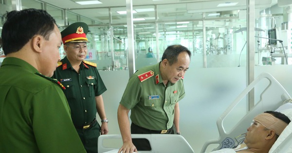 Giám đốc Công an TP Hà Nội thăm Đại úy cảnh sát cơ động bị "quái xế" tông