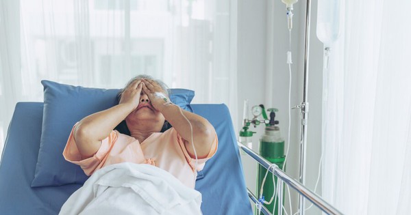 Chi hơn 260 triệu đồng nộp phí bảo hiểm tự động suốt 10 năm, khi nhập viện vì ung thư, người phụ nữ bị từ chối bồi thường: "Chi phí tăng hàng năm, khấu trừ phí bị từ chối"