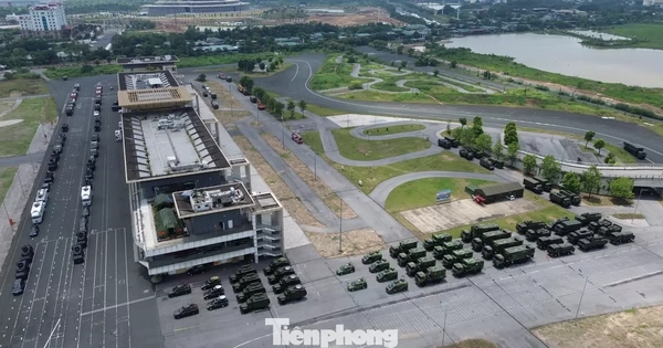 Hình ảnh xe tăng, xe chở tên lửa tại trường đua F1 chờ tham gia tổng hợp luyện