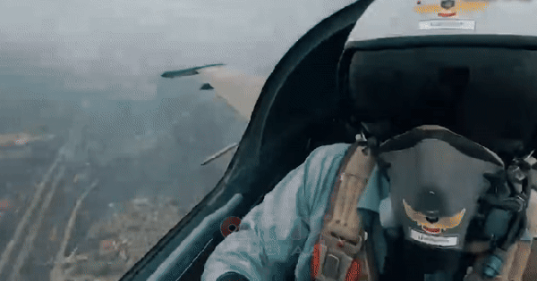 [CLIP] Phi công SU-30MK2 đưa tay chào cực nghệ khi chao lượn trên bầu trời Hà Nội, tiến về Ba Đình