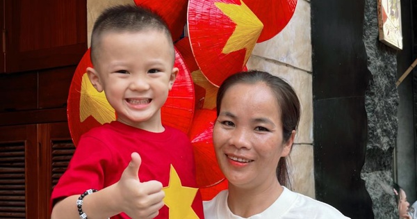 Quý tử nhà Duy Mạnh hot nhất phố Nguyễn Thái Học, được người dân đi xem tổng hợp luyện A80 thi nhau xin chụp ảnh