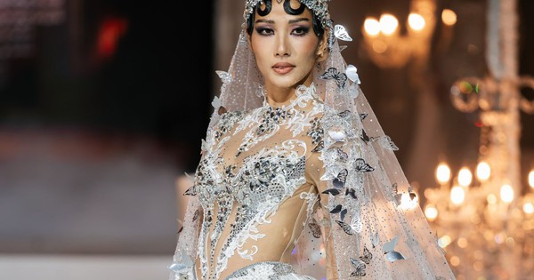 Á hậu Vbiz từng chỉ có 2 chiếc quần để mặc đi học, nay xây biệt thự cho bố mẹ, cuộc sống hiện tại khiến ai cũng ngỡ ngàng