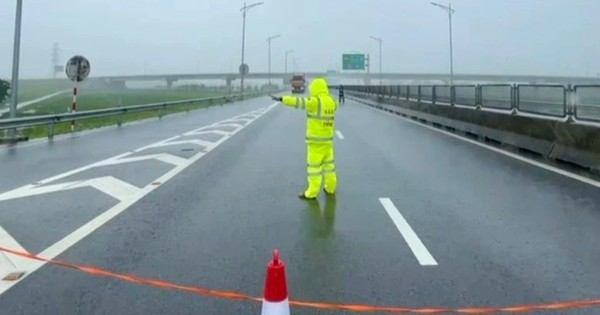 KHẨN CẤP ứng phó BÃO SỐ 5: Cấm toàn bộ phương tiện trên cao tốc Bắc - Nam; hạn chế đi trên Quốc lộ 1; người dân không ra đường