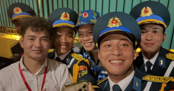 Người hot hơn cả dàn sao trong buổi tổng hợp luyện lần 2