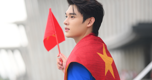 Mỹ nam đang gây sốt cõi mạng với bộ ảnh diện áo đoàn hướng về đại lễ 2/9 là ai?